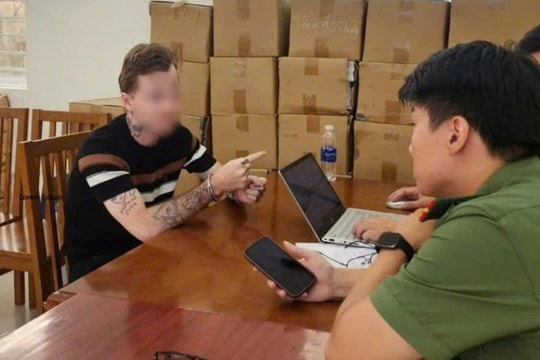 Tạm giữ người đàn ông ngoại quốc tàng trữ súng quân dụng