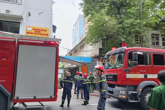 Hàng chục Cảnh sát dập đám cháy ở trung tâm TP.HCM