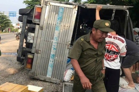 Xe tải lật nghiêng khiến một người phụ nữ tử vong
