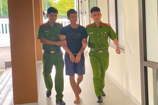 Say rượu cầm dao phay lao vào trụ sở tấn công Công an