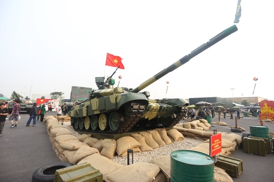 Ngắm dàn "cua đồng" tại gian trưng bày của Bộ Quốc phòng