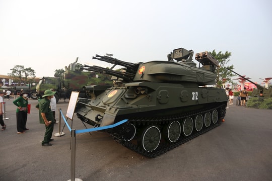 Tổ hợp pháo phòng không tự hành Zsu 23-4 cải tiến thu hút khách tham quan