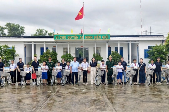 Đồng hành cùng học sinh nghèo tiếp bước đến trường