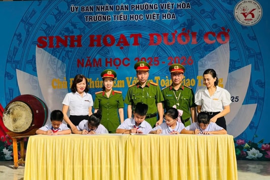 Học sinh tiểu học hào hứng tìm hiểu văn hóa giao thông