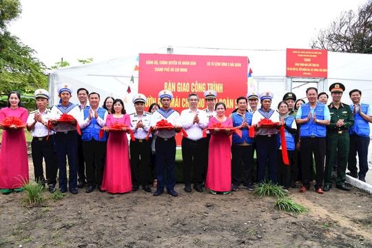 TP. Hồ Chí Minh trao 6,5 tỷ đồng quà tặng quân dân vùng biển Tây Nam