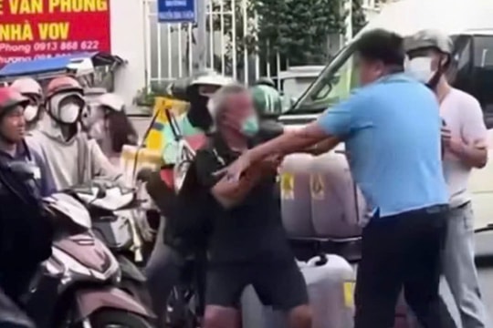 TP.HCM: Làm rõ vụ tài xế xe máy và ô tô đánh nhau giữa đường