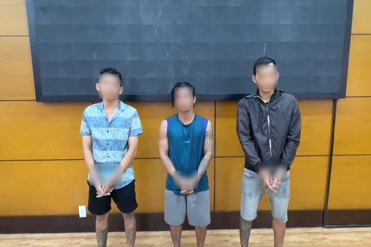 TP.HCM: Bắt 3 đối tượng giả Công an để cướp tài sản