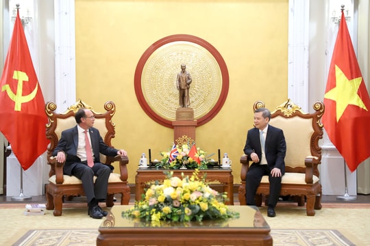 Chánh án Lê Minh Trí tiếp Thẩm phán cao cấp Tòa Phúc thẩm Vương quốc Anh