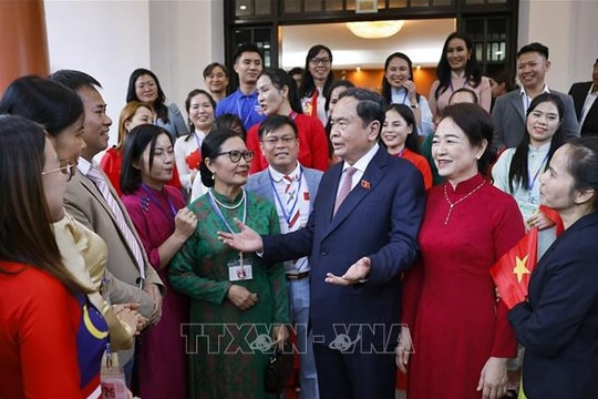 Chủ tịch Quốc hội gặp gỡ cộng đồng người Việt Nam tại Malaysia