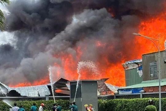 Lửa bao trùm nhà xưởng ở TPHCM, có người tử vong