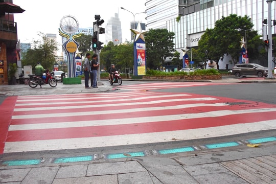 Nhiều đèn âm vỉa hè giúp người dân TP.HCM qua đường dễ dàng