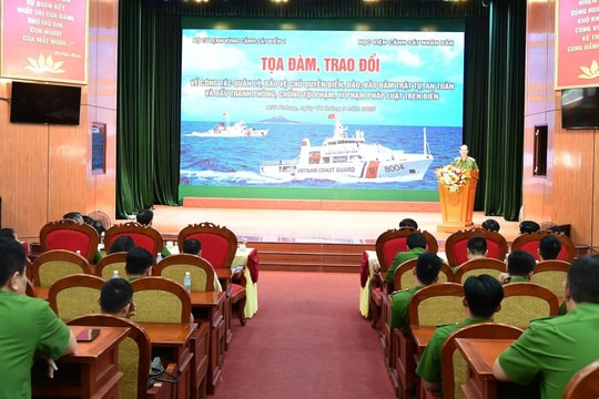 Học viện Cảnh sát nhân dân học tập thực tế tại Vùng Cảnh sát biển 1