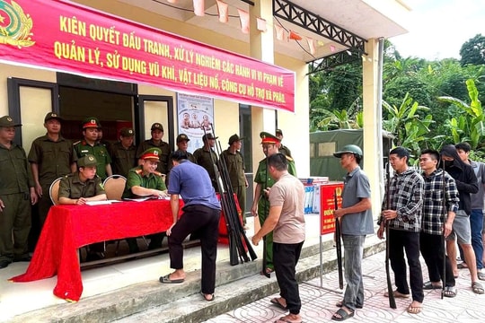 Đi lên đồi, nhặt được súng và kiếm tự chế