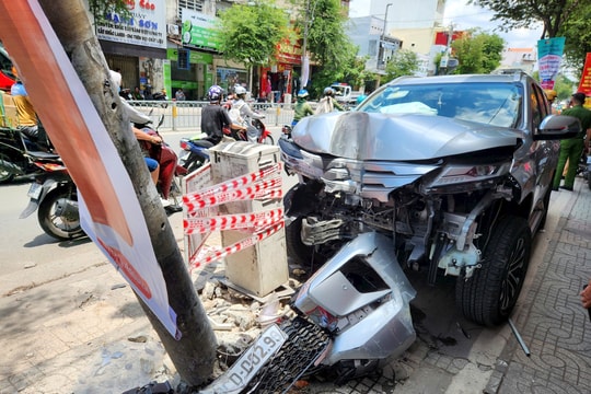 TP.HCM: Ô tô 7 chỗ tông loạt xe máy, dải phân cách, 3 người bị thương