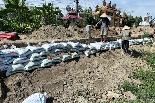 Gia cố các điểm sạt lở nguy hiểm dọc sông Bồ tại xã Quảng Điền