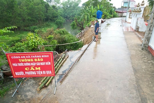 Hàng trăm người dân sống trong nỗi lo sạt lở suối nuốt trôi nhà cửa
