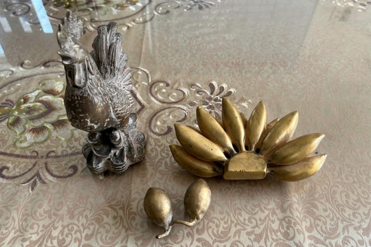 Tống đạt quyết định khởi tố đối tượng lừa đảo chiếm đoạt tài sản