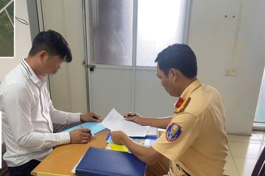 Phạt tài xế để trẻ thò đầu qua cửa sổ trời