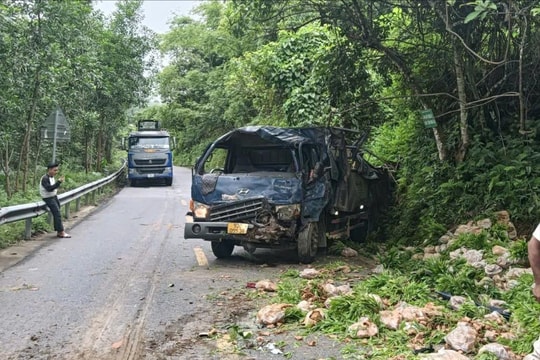 Đâm xe vào taluy, 3 người bị thương