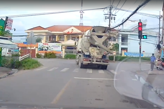 Tài xế xe bồn vượt đèn đỏ ở giao lộ TP.HCM bị phạt