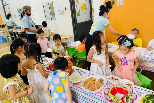 Hà Nội siết chặt bảo đảm an toàn bữa ăn bán trú cho học sinh