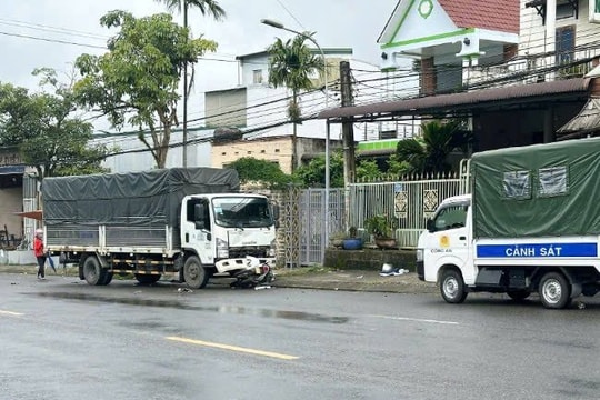 Xe tải va chạm với xe máy khiến một cụ ông tử vong