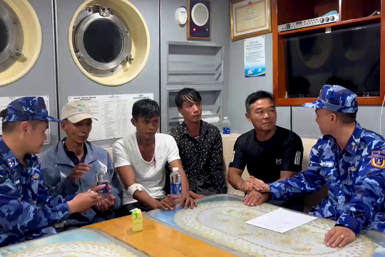 BTL Vùng Cảnh sát biển 4 kịp thời cứu vớt 4 ngư dân gặp nạn trên biển