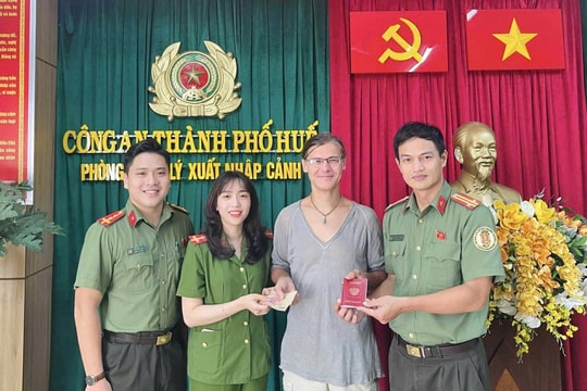 Kịp thời trao trả tài sản cho du khách Nga đánh rơi