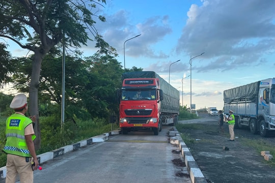 Phát hiện xe đầu kéo chở viên nén quá tải gần 150%