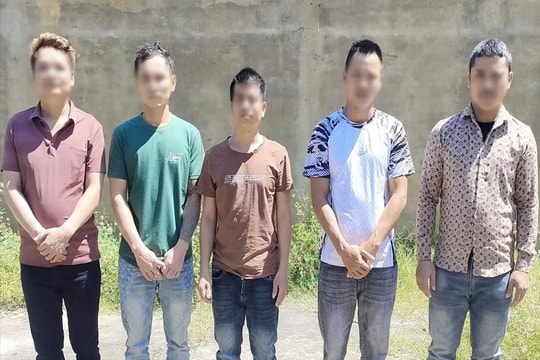 Thấy xe đầu kéo đậu ở bãi đất trống, chủ gara cùng nhân viên đem bán