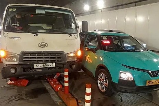 4 xe tông nhau trong hầm Thủ Thiêm, giao thông ùn ứ