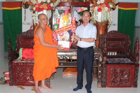 Lãnh đạo tỉnh Cà Mau thăm, chúc mừng lễ Sene Dolta tại các chùa Khmer