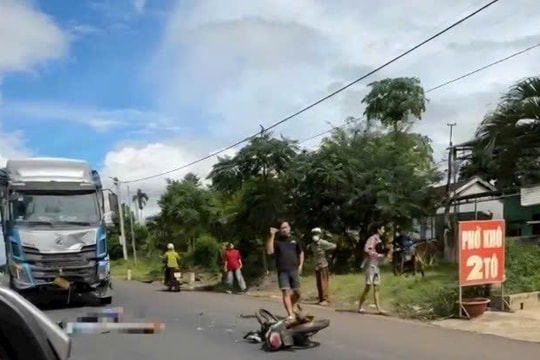 Tài xế xe tải rời hiện trường sau va chạm khiến 2 người thương vong