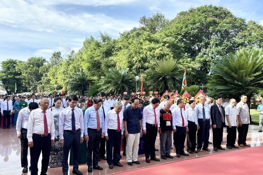 Lãnh đạo tỉnh Gia Lai dâng hoa tưởng niệm Hoàng đế Quang Trung