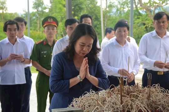 Phó Chủ tịch nước Võ Thị Ánh Xuân dâng hương tưởng niệm anh hùng, liệt sĩ tại Điện Biên