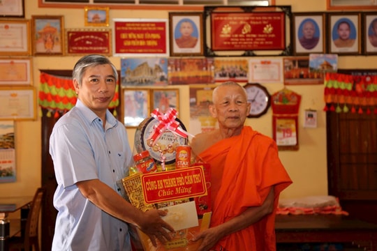 Cần Thơ thăm, tặng quà đồng bào Khmer dịp Lễ Sene Dolta