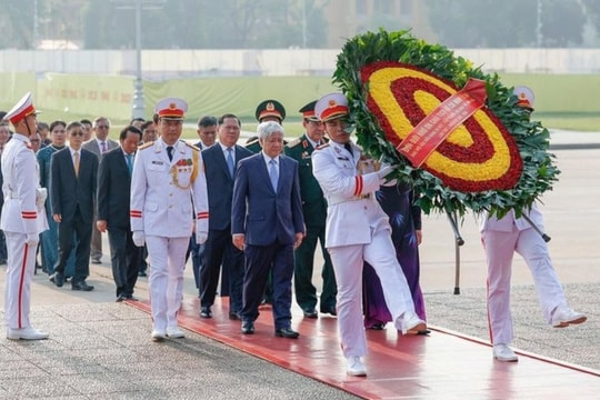 Đoàn đại biểu Đại hội Đảng bộ Mặt trận Tổ quốc, các đoàn thể Trung ương vào Lăng viếng Bác