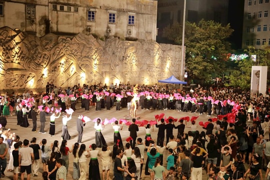 Sắc màu rực rỡ trong Lễ hội đường phố Điện Biên