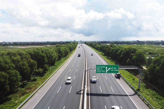 Xe tải, xe khách giường nằm không được đi làn trong trên hai cao tốc lớn