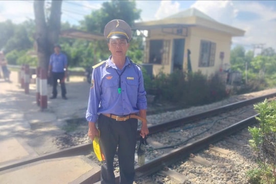 Nhân viên đường sắt dũng cảm cứu người thoát chết trong gang tấc