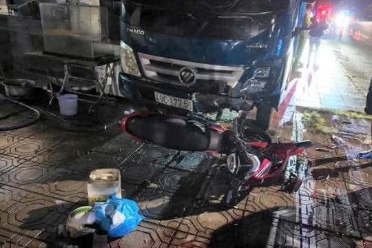 Xe máy tông xe tải, 2 thanh niên tử vong