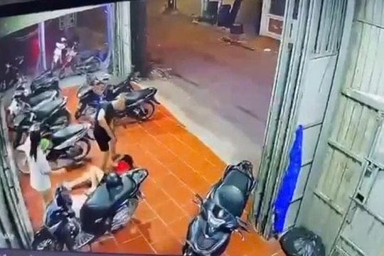 Cô gái bị hành hung trước cửa quán bi-a ở Hà Nội
