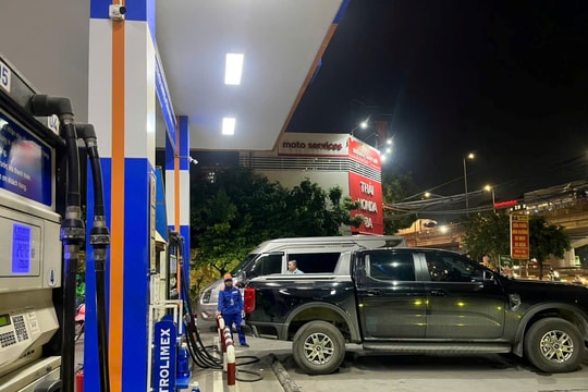 Giá xăng dầu hôm nay (1/10): Tiếp tục giảm do lo ngại dư thừa nguồn cung