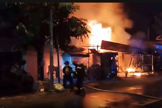 Cháy lớn ở chợ Xuân Thới Sơn, TP.HCM