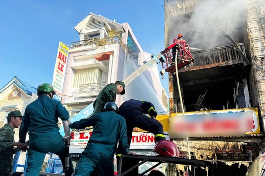 Cà Mau: Hỏa hoạn thiêu rụi 2 căn nhà