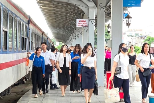 Vận hành tàu hỏa đưa cán bộ từ phía Tây sang Đông Hải Phòng làm việc