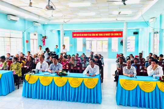 TAND tỉnh Vĩnh Long tặng quà cho đồng bào Khmer