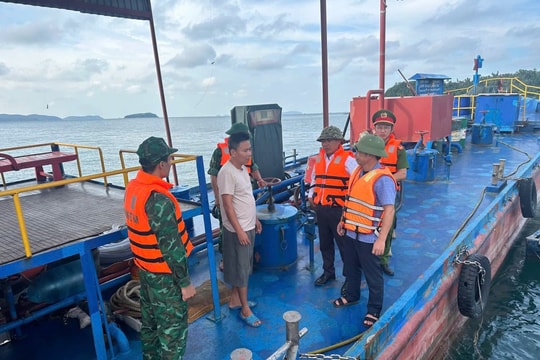 Biên phòng Cô Tô hỗ trợ ngư dân phòng chống bão số 9