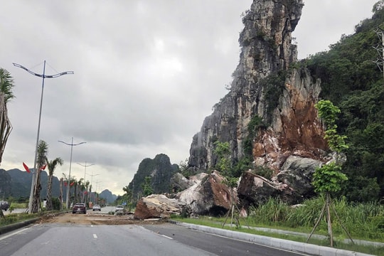 Tảng đá sạt lở chắn đường bao biển Hạ Long - Cẩm Phả