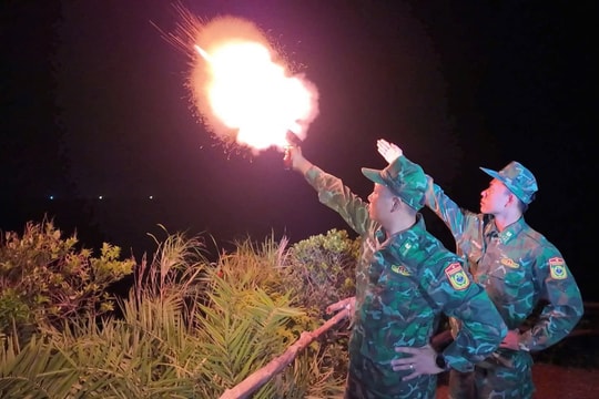 Đồn Biên phòng Cô Tô bắn pháo hiệu kêu gọi tàu thuyền về nơi tránh trú an toàn